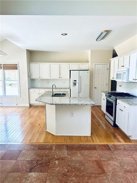 Building Photo - 811 Valley Dr