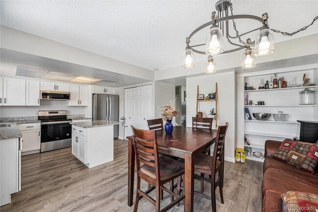 Building Photo - Beautifully Updated 3-Bedroom End-Unit Tow...