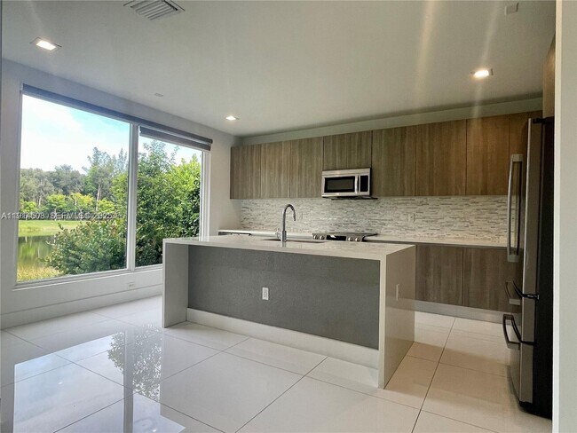 Building Photo - 6855 NW 103rd Ave