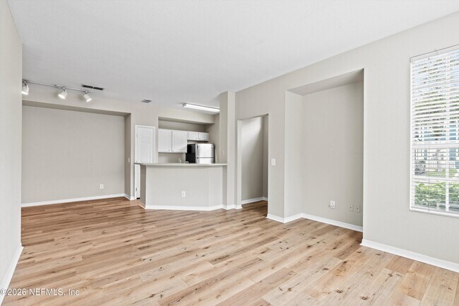 Building Photo - 13700 Richmond Park Dr N