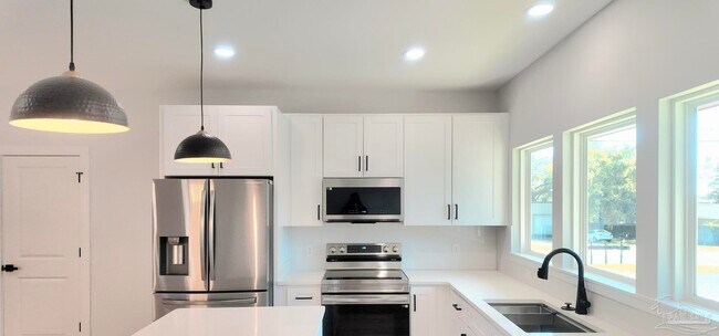 Building Photo - 305 N Pace Blvd