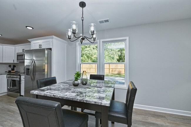 Building Photo - Like New and Move In Ready!