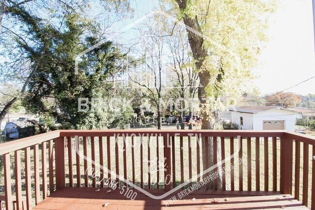 Building Photo - 404 E Emerald Ave