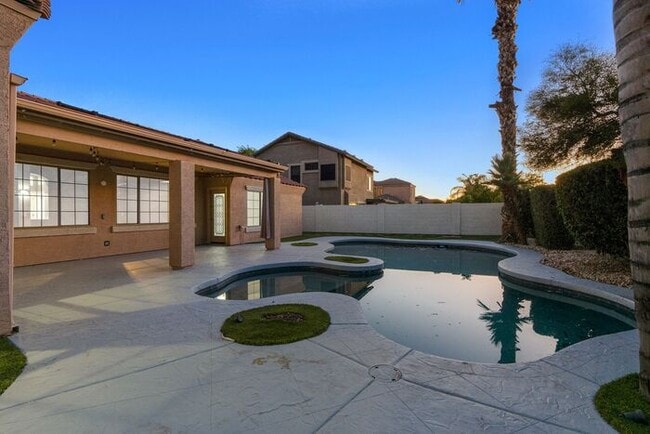 Building Photo - Gorgeous Everything you Need 4Bedroom plus Den Chandler Home!