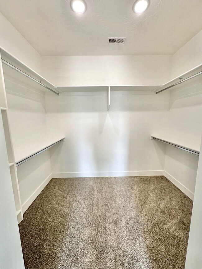 Building Photo - PET FRIENDLY!! HURRICANE TOWNHOME! END UNIT!