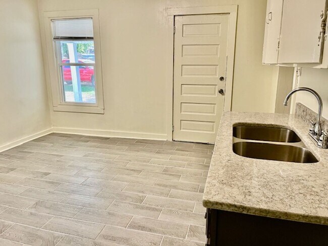 Building Photo - Tyler Street #102