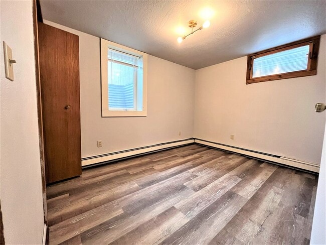 Building Photo - Newly Renovated Daylight Basement Duplex Apartment in Amazing Location!