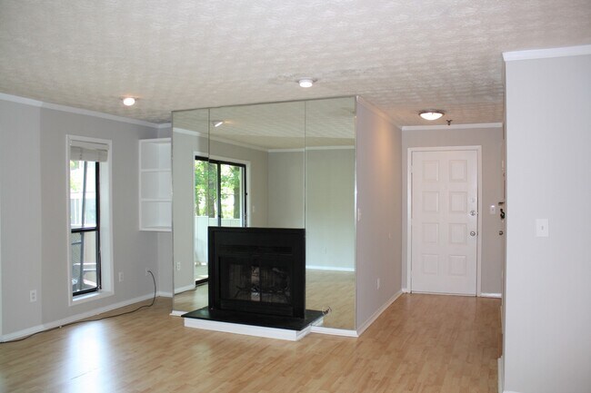 Building Photo - Just outside the perimeter at 75 and 285!