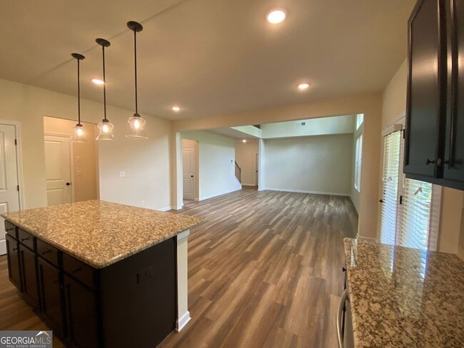 Building Photo - 5595 Mirror Lake Dr