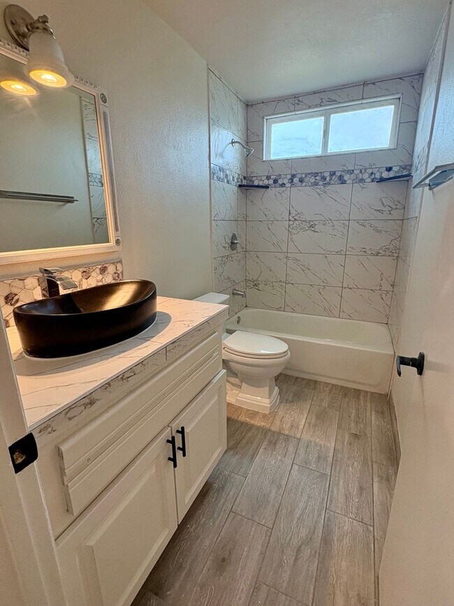 Building Photo - 1951 N Ventura Rd