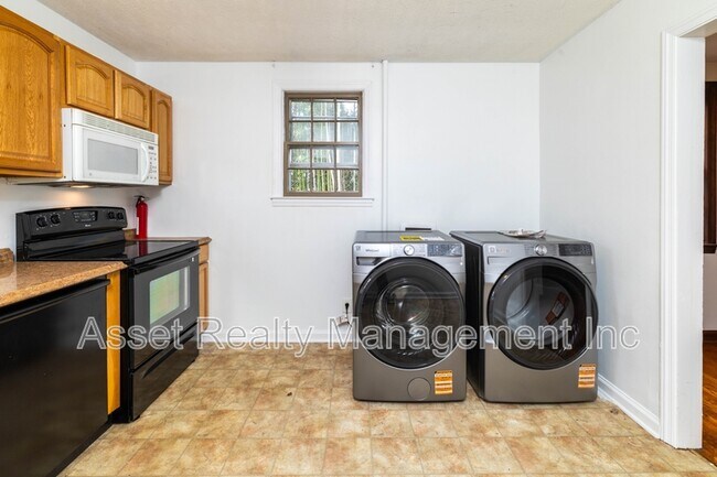 Building Photo - 5501 Lake Shore Dr