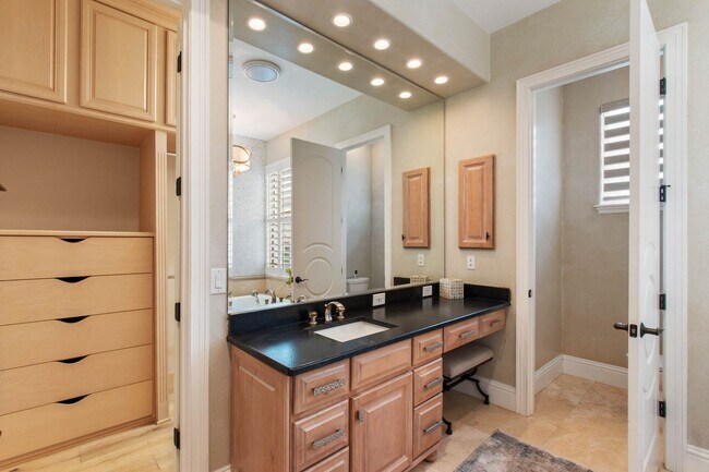 Building Photo - Luxury Rental Available