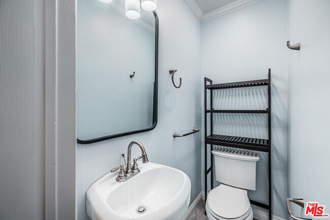 Building Photo - 2537 Cotner Ave