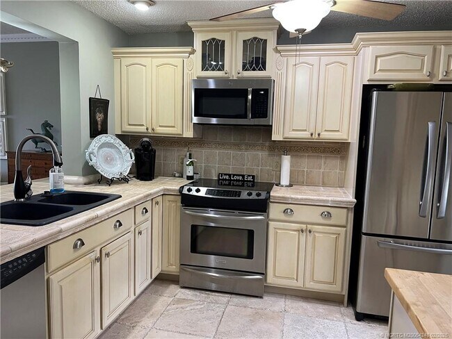 Building Photo - 1950 SW Palm City Rd