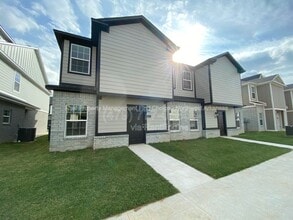 Building Photo - 733 S Benchmark Ln