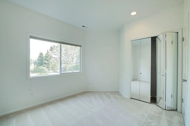 Building Photo - Clyde Hill Home