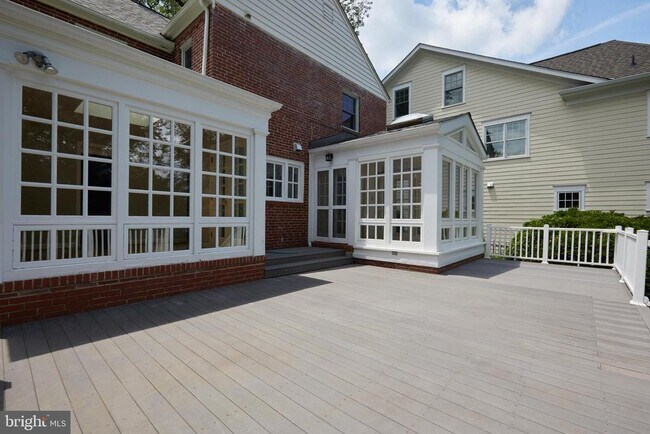 Building Photo - 4811 Drummond Ave