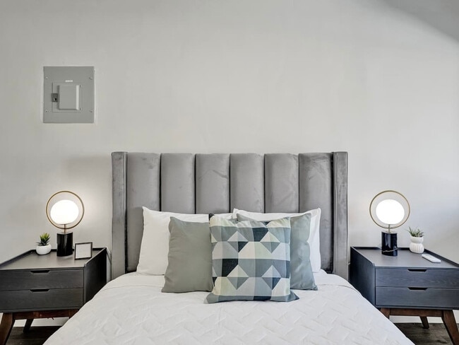 Building Photo - 3205 NE 9th St