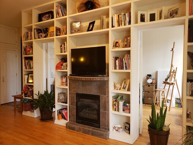 Building Photo - 5946 S Prairie Ave