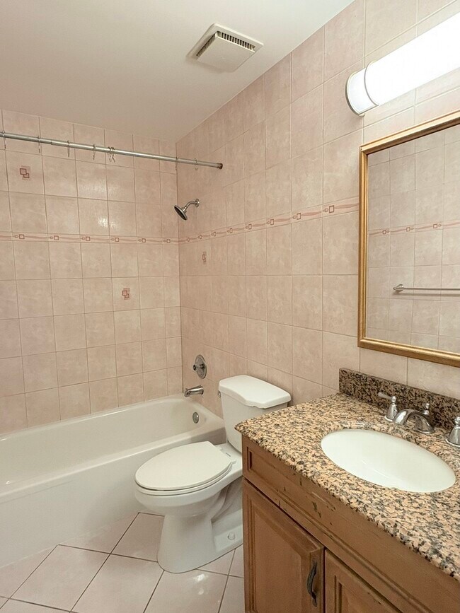 Building Photo - 424 Mallard Dr