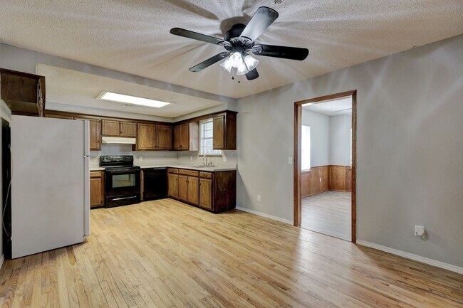 Building Photo - 15375 W Funston St