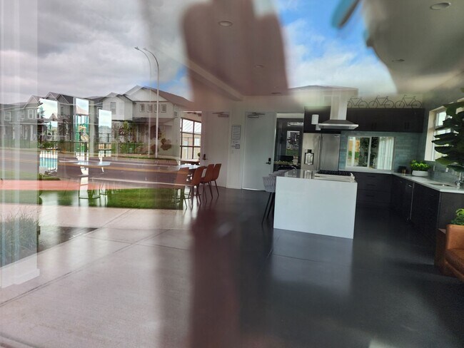Building Photo - 3 bedroom Townhouse with Pool Access and E...