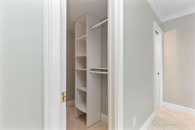 Building Photo - 2731 NE 14th Street Causeway