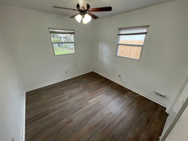 Building Photo - Charming 3-Bedroom Home with 1 Bath and 1-...