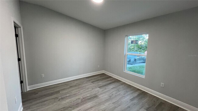 Building Photo - 509 Renault Ave