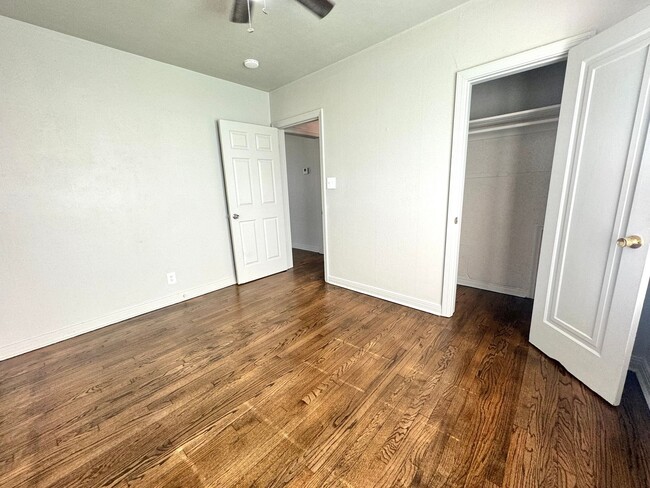 Building Photo - Adorable two-bedroom One-bathroom house located in the Kendall-Whittier neighborhood!