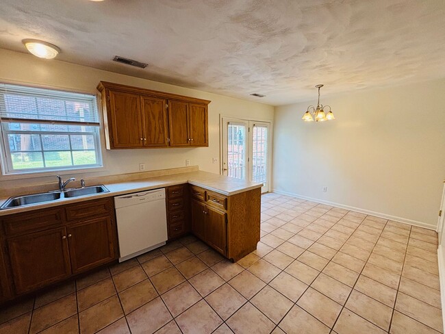 Building Photo - 3 Bedroom, 1.5 Bath Townhouse