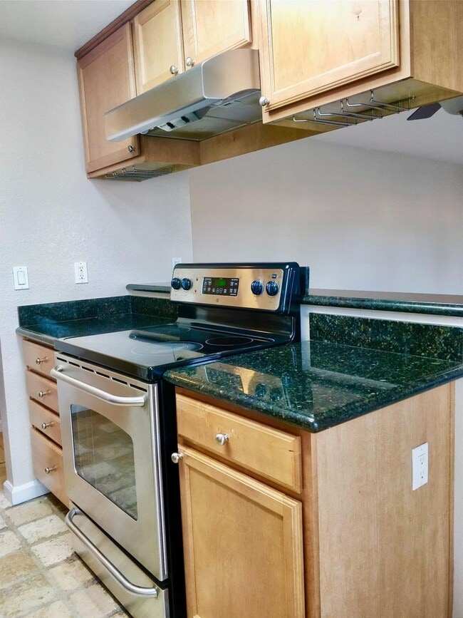 Building Photo - Spacious Condo Near Mall & Freeway