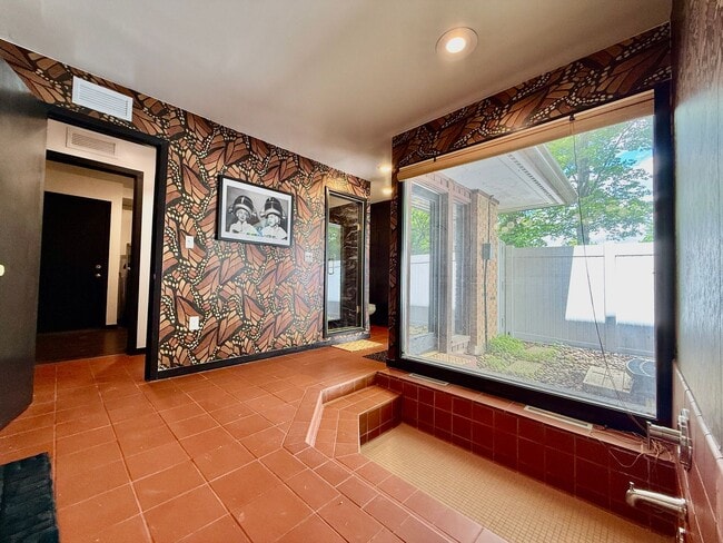 Building Photo - 527 Valewood Ln
