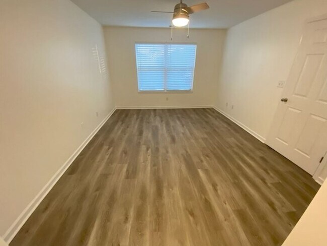 Building Photo - 2 bedroom 2 bath condo located close to beaches, shopping and restaurants