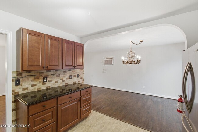 Building Photo - 536 River Dr