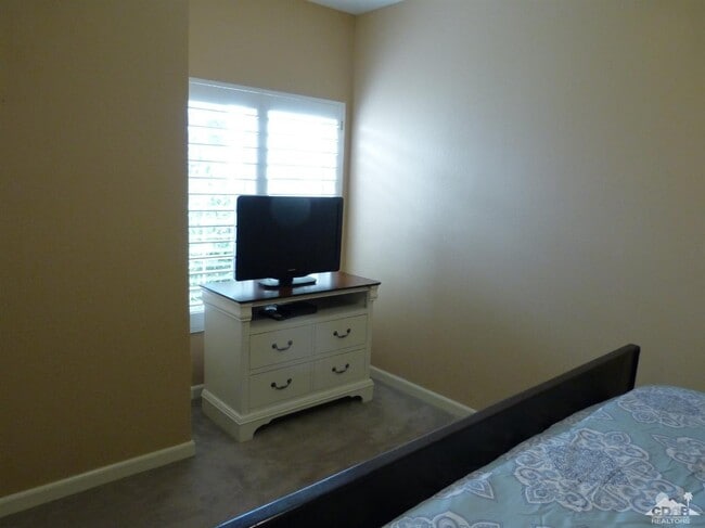 Building Photo - 221 Vista Royale Cir W