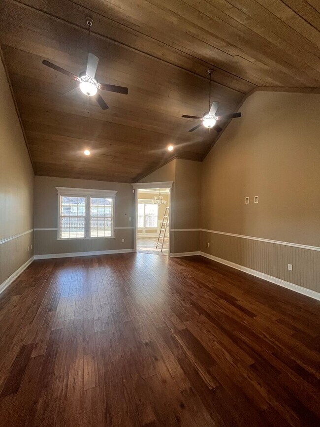 Building Photo - 4062 McKenzie Ln