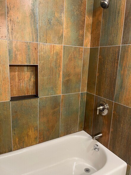 Bathroom 1 tub/shower - 88 Putnam Ave