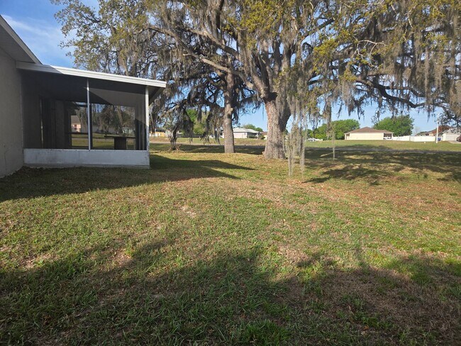 Building Photo - 3/2 on Large Lot Available Now