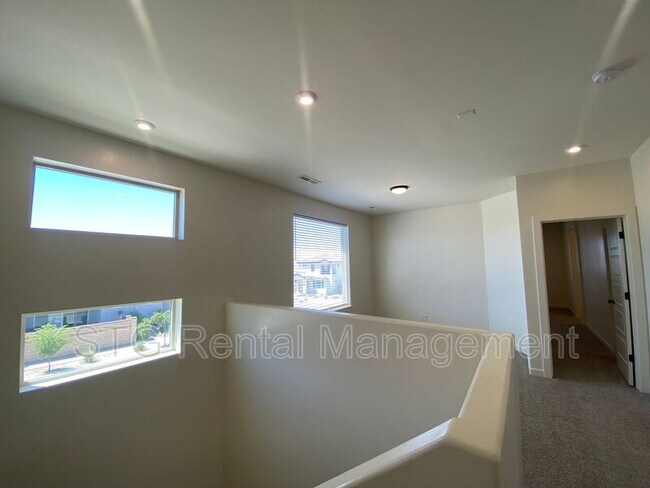 Building Photo - 767 W Scarlet Hill Dr