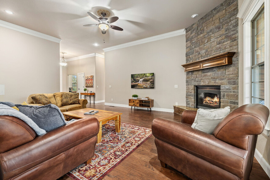 Building Photo - 305 Peach Orchard Rd