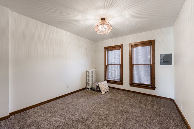 Building Photo - 318 W State St