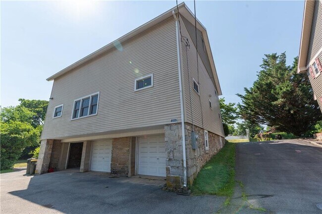 Building Photo - 6350 Robin Ln