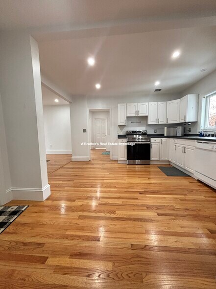 Building Photo - 554 Main St