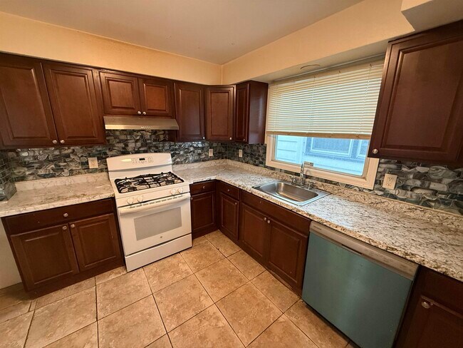 Building Photo - 36 W 9th St