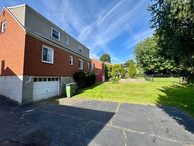 Building Photo - 1076 Thornwood Dr