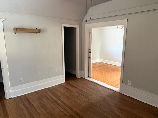 Building Photo - 217 E Oak St