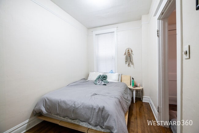 Building Photo - 2550 N Southport Ave