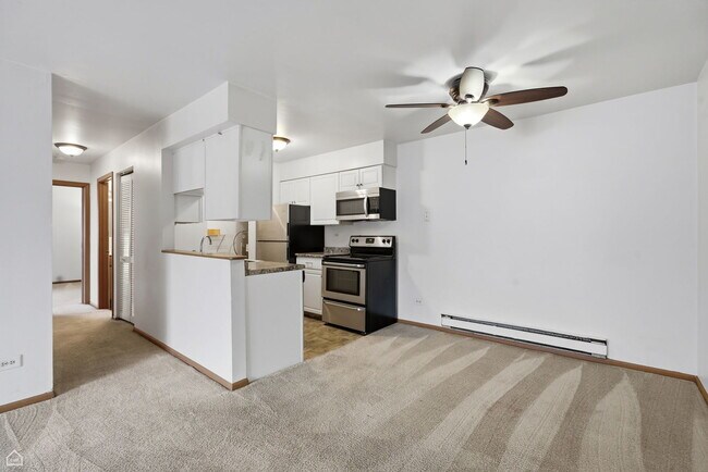 Building Photo - 627 S Virginia Rd