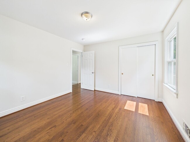 Building Photo - 955 Barlen Dr